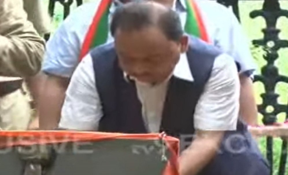 स्व. बाळासाहेब ठाकरे यांच्या स्मृतीस्थळी नारायण राणे झाले लीन…!