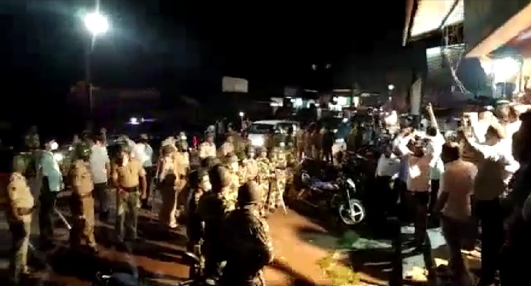 नारायण राणेंच्या जन आशीर्वाद यात्रेला कुडाळमध्ये शिवसैनिकांनी जोरदार घोषणाबाजीने केला विरोध