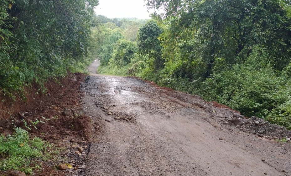 वागदे कसवण रस्त्याची तातडीने डागडुजी पूर्ण
