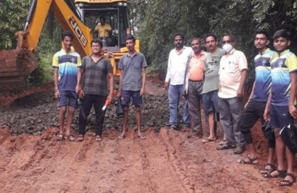 वागदे – कसवण – तळवडे रस्त्याची डागडुजी उद्योजक सतीश नाईक यांच्या सहकार्यातून