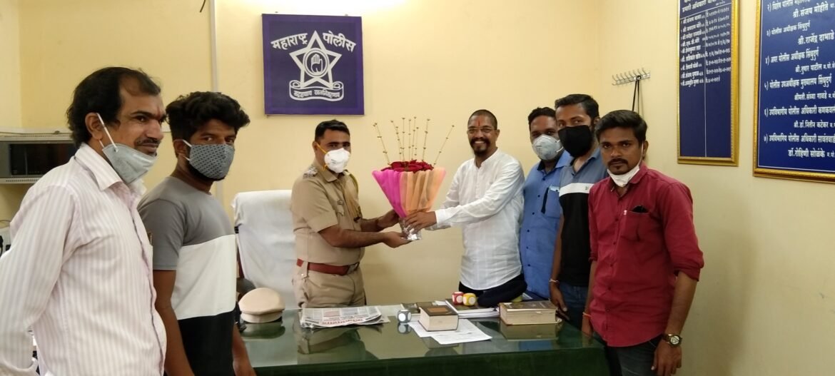 कणकवली पोलिस निरीक्षक सचिन हुंदळेकर यांचे राष्ट्रवादी काँग्रेस च्या वतीने पुष्पगुच्छ देऊन केले स्वागत