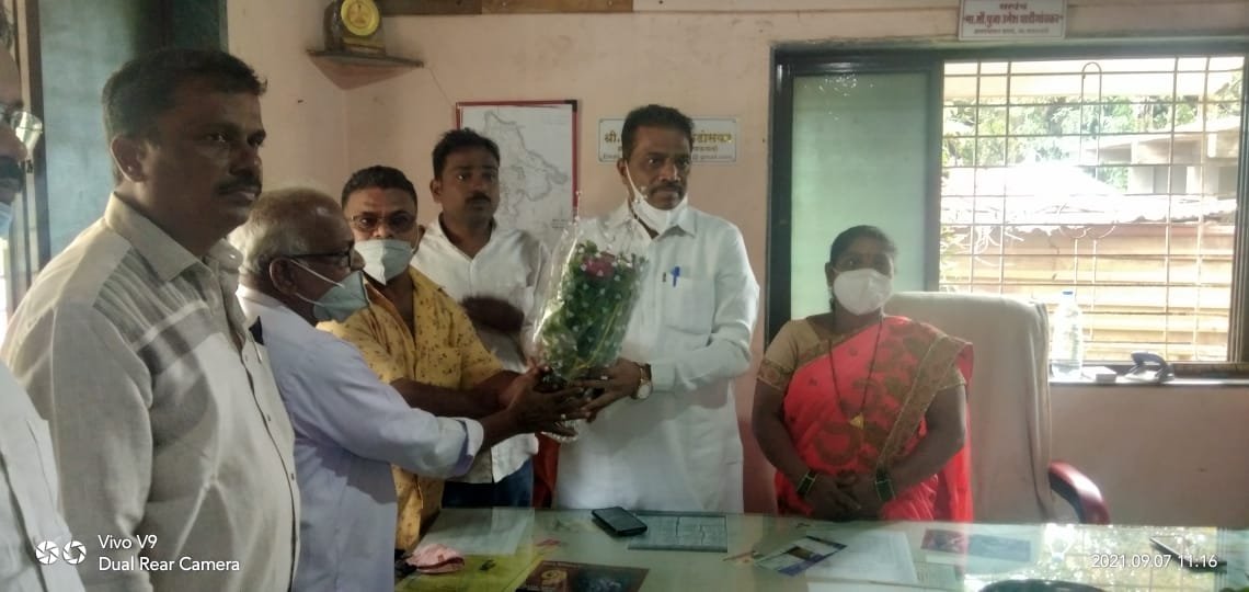 वागदे ग्रामपंचायत येथे जिल्हा बँक अध्यक्ष सतिश सावंत यांनी दिली सदिच्छा भेट
