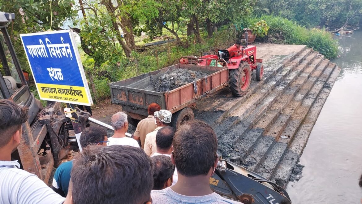 मालवण नगरपालिकेचा पराक्रम ; गणेश विसर्जनस्थळी टाकला खाडीतील गाळ