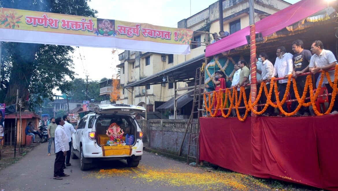 कणकवलीत प्रांताधिकाऱ्यांच्या हस्ते गणेशमूर्ती वर पुष्पवृष्टी