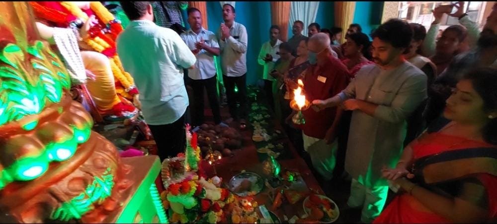 सिंधुदुर्ग राजाचे थाटात विसर्जन ; निलेश राणे कार्यकर्त्यांत रमले