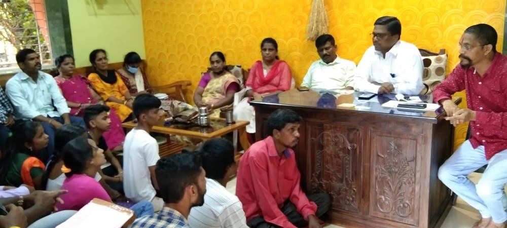 तहसीलदार पवार यांनी मोबाईल ॲपद्वारे ई पीक पाहणी बाबत शेतकऱ्यांना केले मार्गदर्शन