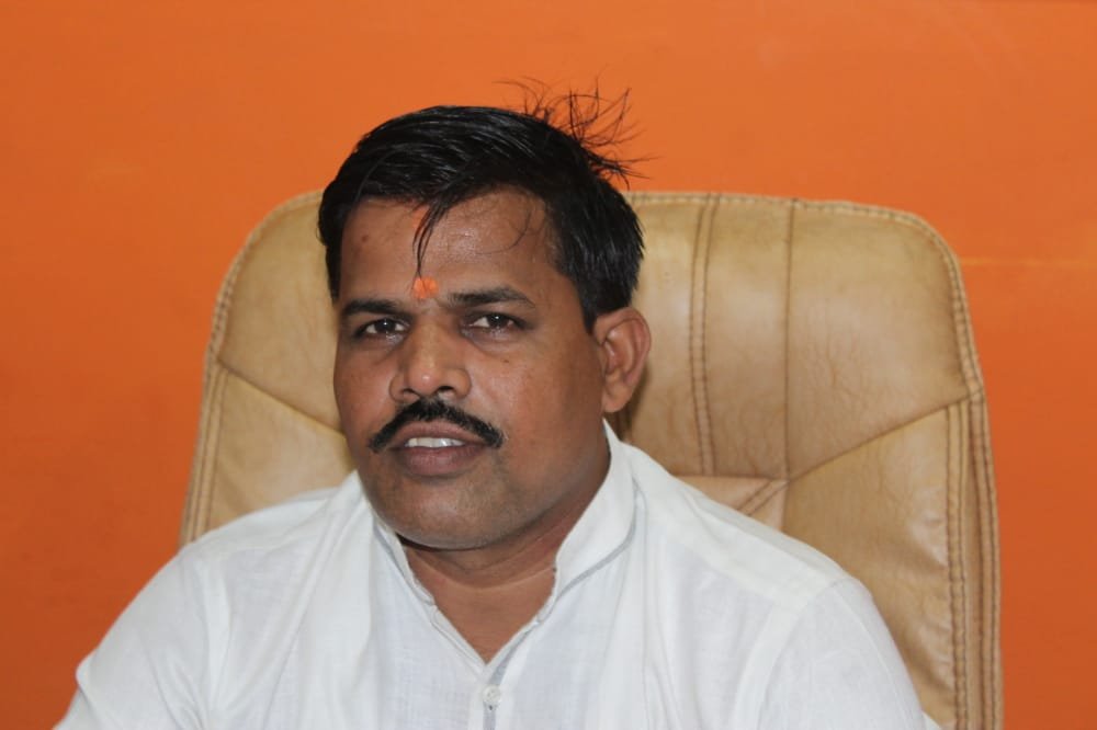 वैभव नाईक… रस्त्याची नव्हे, खड्डयांची जबाबदारी घ्या!!