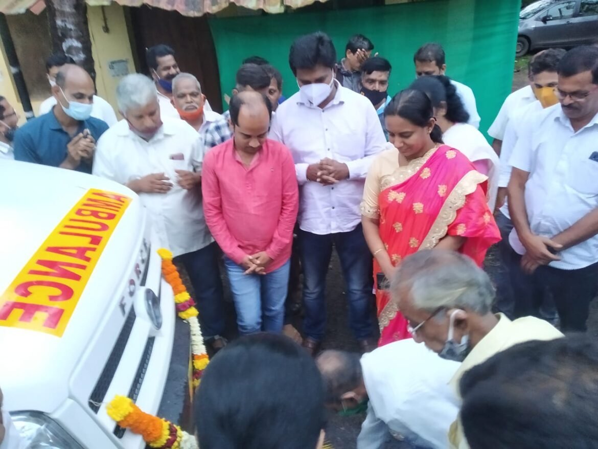 साटेली-भेडशी प्राथमिक आरोग्य केंद्राला मिळालेल्या रुग्णवाहिकेचे लोकार्पण