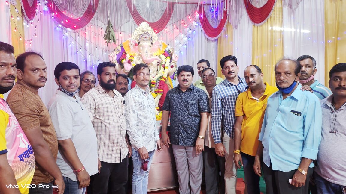 कणकवली तालुका रिक्षा संघटनेच्या गणरायाचे राष्ट्रवादी नेते अभिजित नाईक यांनी घेतले दर्शन