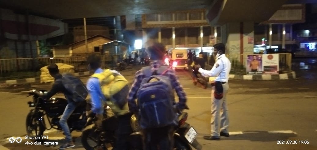 कणकवली पटवर्धन चौकात नाकाबंदी | विनाकारण, विनामास्क फिरणाऱ्यांचे धाबे दणाणले