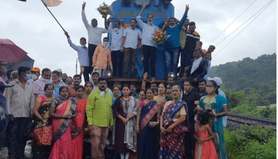 खारेपाटण रोड रेल्वे स्टेशन वर थांबलेल्या पहिल्या सावंतवाडी-दिवा पॅसेंजर ट्रेन चे दिमाखात स्वागत