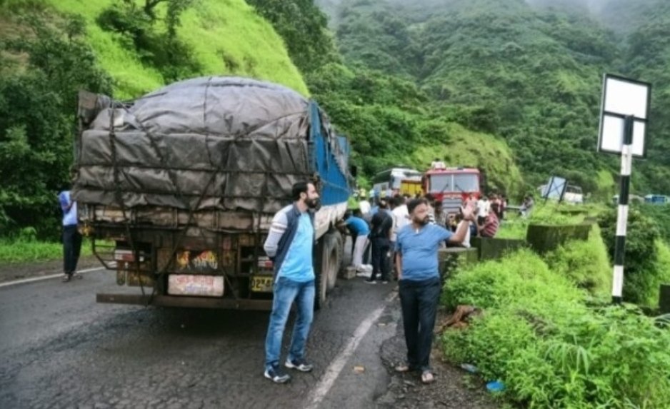 करूळ घाटात ट्रक बंद पडल्याने मार्गावरील वाहतूक विस्कळीत