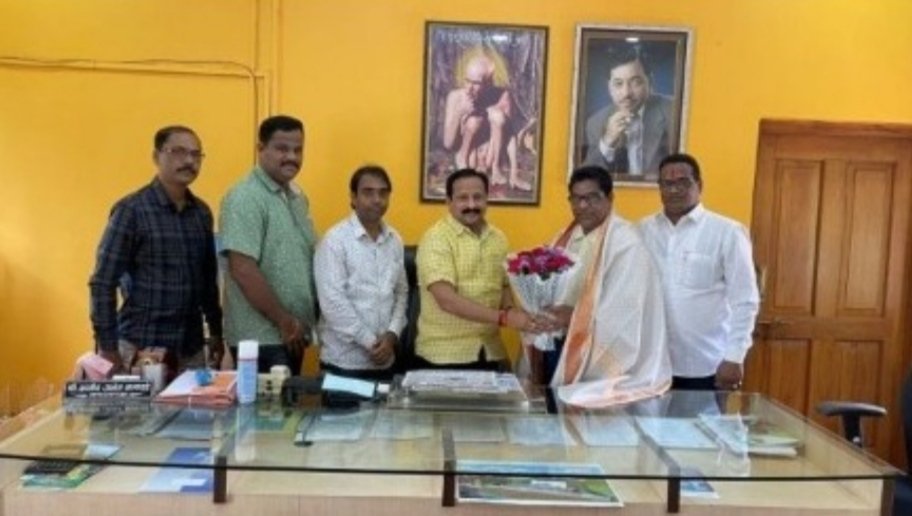 गेल्या 12 वर्षात कणकवली उपजिल्हा रुग्णालयात केलेल्या वैद्यकीय सेवे बद्दल डॉ. सतीश टाक यांचा नगराध्यक्ष नलावडें च्या हस्ते सत्कार