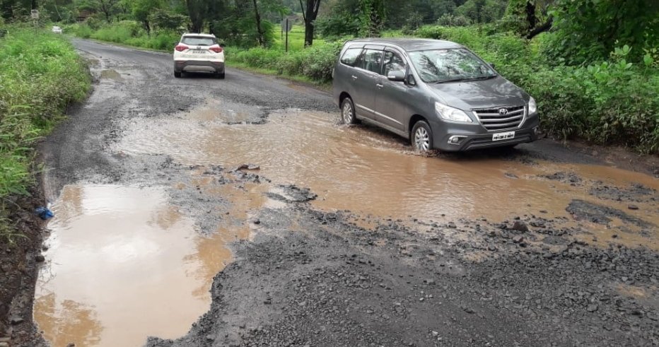 वैभववाडी – गगनबावडा राष्ट्रीय महामार्ग गेला खड्ड्यात : संबंधित विभाग सुशेगाद