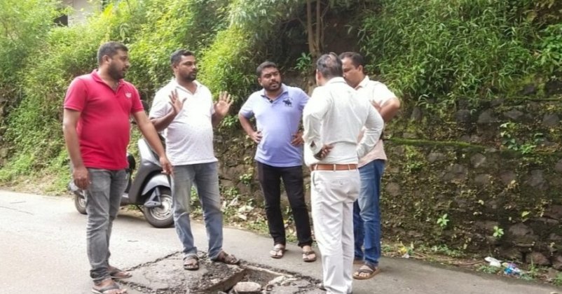 बी एस एन एल च्या गलथान कारभारामुळे बी एस एन एल केबलच्या चेंबरला भगदाड