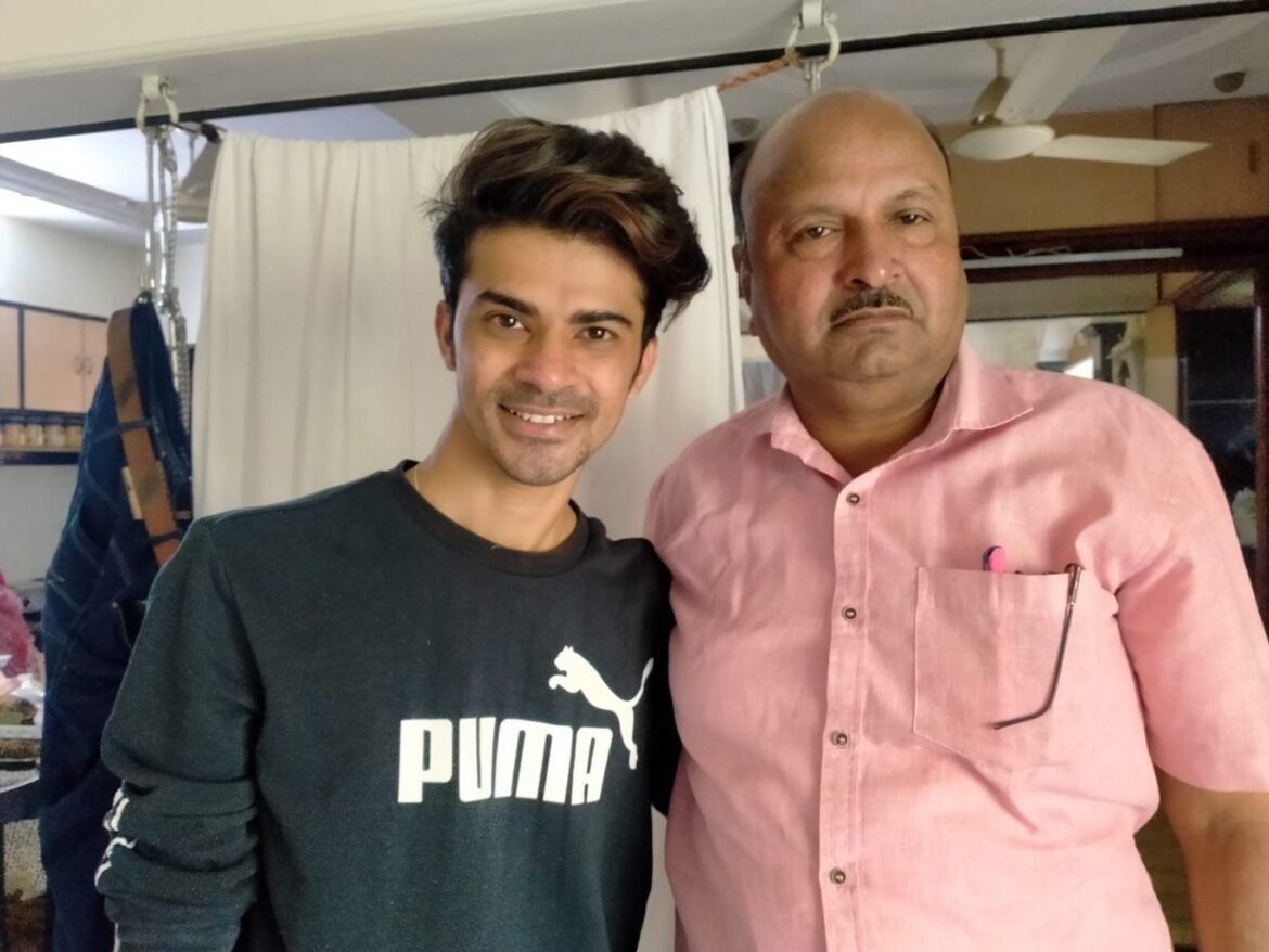 बॉलिवूड कोरिओग्राफर प्रतीक ऊत्तेकर ची फोंडाघाट येथील व्यापारी अजित नाडकर्णी यांनी घेतली भेट