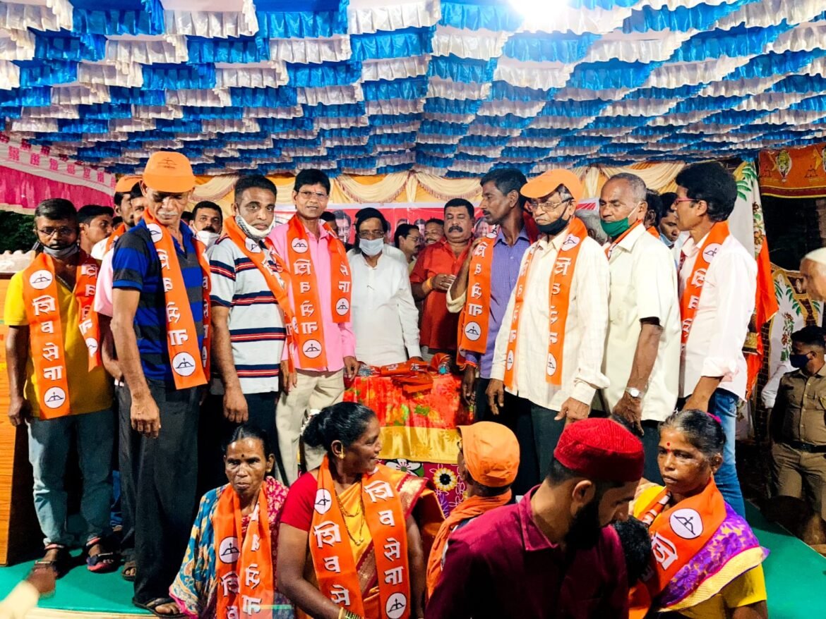 कोळपे जि.प. मतदारसंघाच्या शिवसेना मेळाव्यात खासदार विनायक राऊत यांच्या प्रमुख उपस्थितीत असंख्य भाजप (राणे समर्थक) कार्यकर्त्यांचा व पदाधिकाऱ्यांचा शिवसेनेत जाहीर प्रवेश