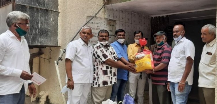 आमदार रोहित पवार यांच्या वाढदिनी रतन भाऊ कदम यांच्या शुभहस्ते धान्य वाटप