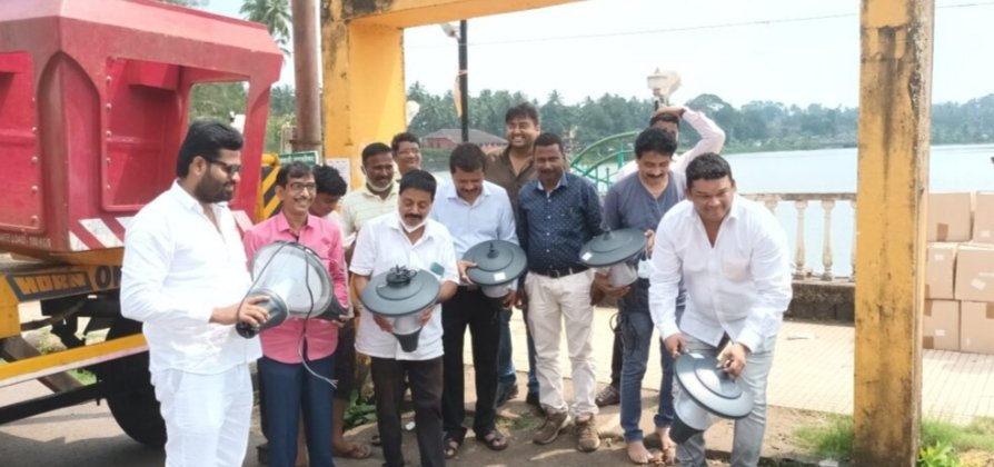सावंतवाडी शहरात मोती तलावा काठी लावण्यात येणाऱ्या लोटस लॅम्पचा शुभारंभ
