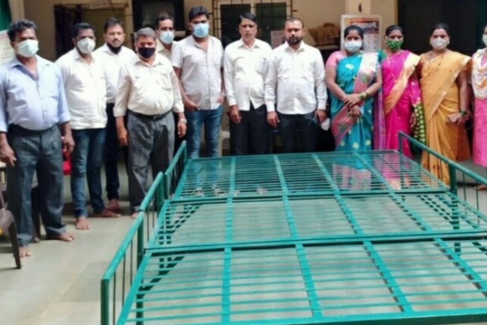 रूपेश राऊळ यांच्या माध्यमातून निरवडे आरोग्य केंद्राला तीन बेड