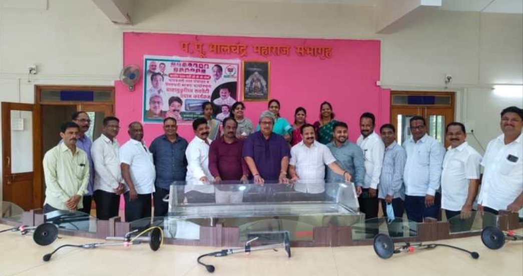 भाजपच्या ओबीसी मोर्चा सेल तर्फे कणकवली न.पं. ला शवपेटी प्रदान