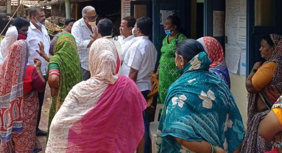वीज कनेक्शन तोडल्याने सावंतवाडीत शिवसेना आक्रमक ; अधिकाऱ्यांना घेराव