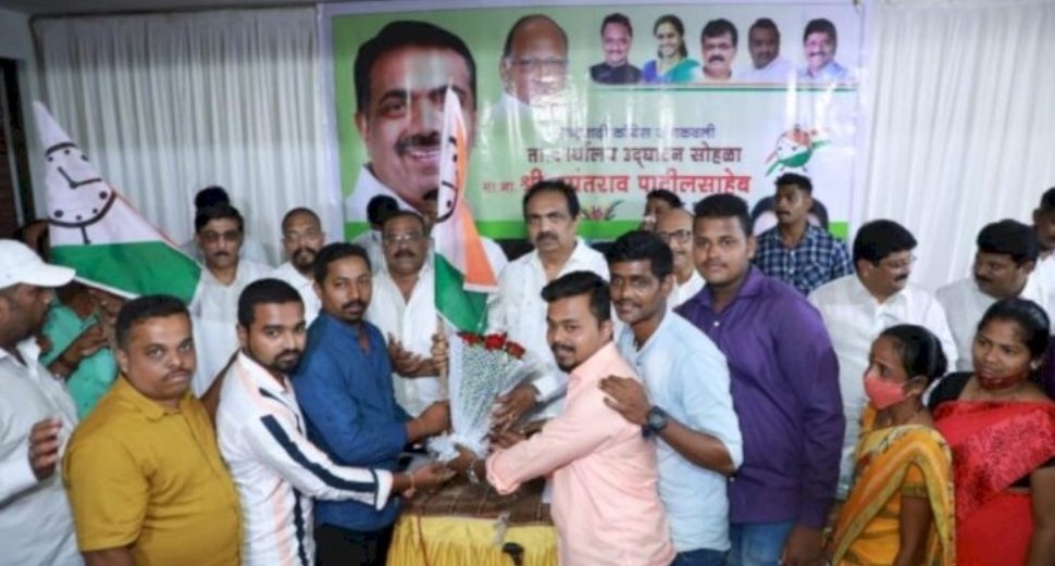 वागदे येथील युवकांनी व अनेक महिलांनी जलसंपदा मंत्री जयंत पाटील यांच्या उपस्थितीत केला राष्ट्रवादी पक्षात प्रवेश
