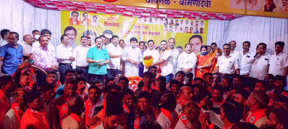 घावनळे उपसरपंच दिनेश वारंग यांच्या नेतृत्वाखाली शेकडो कार्यकर्त्यांचा शिवसेनेत प्रवेश
