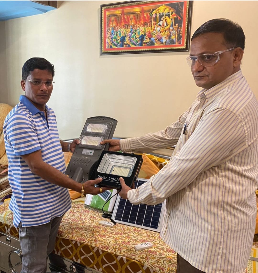 मनसेच्या गणेश कदम यांच्या कडून कणकवली ओसरगाव विठ्ठल मंदिरास दोन अद्यावत सोलर लाईट प्रदान