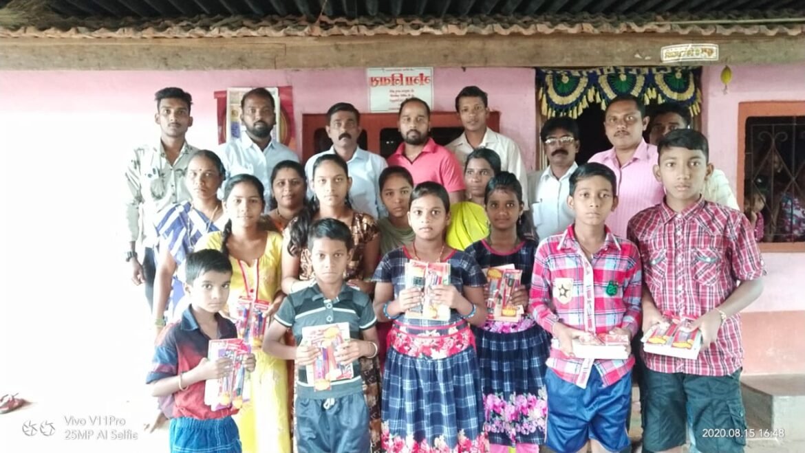 हुंकार या सामाजिक प्रतिष्ठानच्या वतीने ग्रामीण भागातील गरीब होतकरू विध्यार्थ्यांना केले शैक्षणिक साहित्याचे वाटप