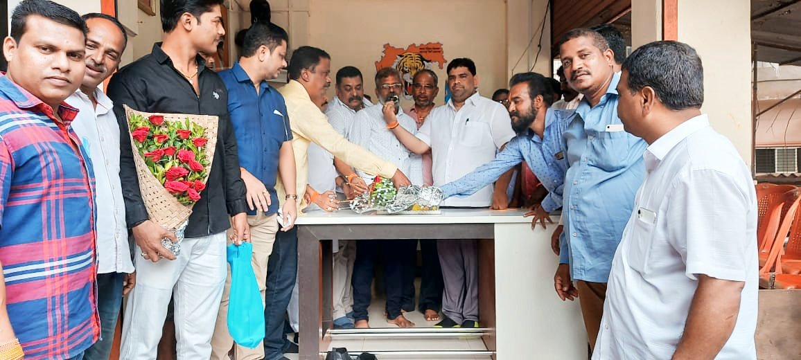 कणकवली शिवसेना शाखेत शिवसेना उपजिल्हाप्रमुख राजू शेटये यांचा ५० वा वाढदिवस केक कापून साजरा