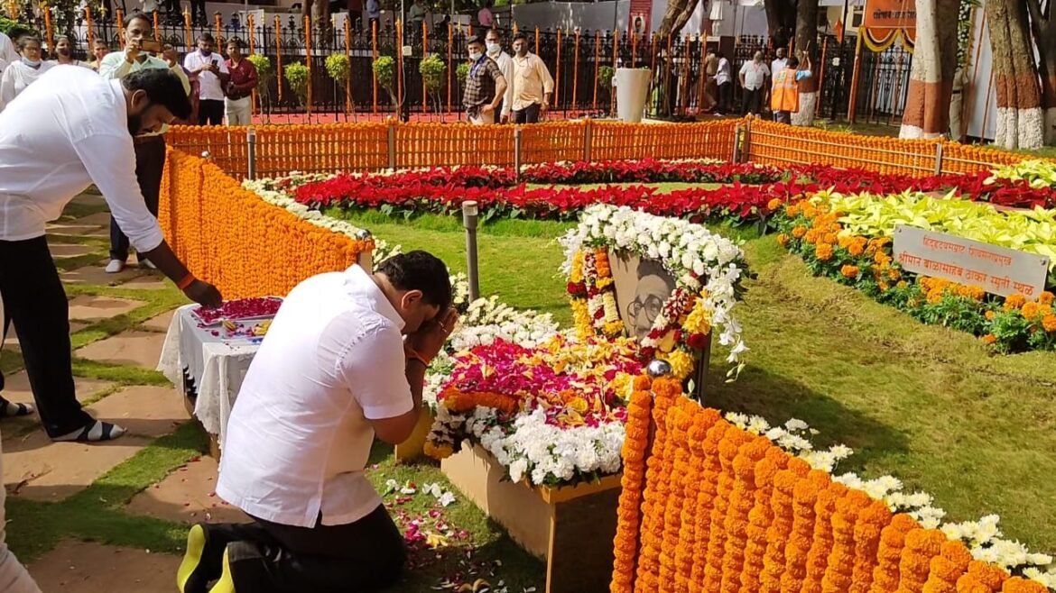 शिवसेनाप्रमुख बाळासाहेब ठाकरे यांच्या मुंबई छ.शिवाजी पार्क येथील स्मृतीस्थळी आमदार वैभव नाईक नतमस्तक