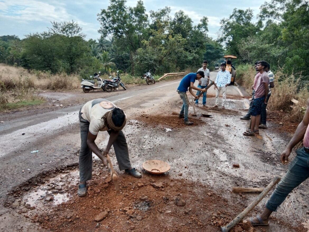 तळेरे – वैभववाडी – कोल्हापूर महामार्गावरील व कासार्डे आनंदनगर येथील ब्रिजलगतचे धोकादायक खड्डे तात्काळ बुजविले