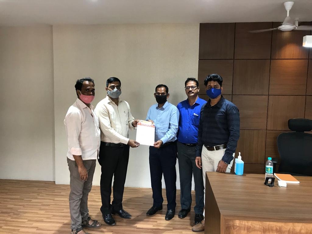 शिवसेना लॉटरी विक्रेता सेनेच्या वतीने अतिवृष्टी मुळे शेतकऱ्यांच्या पिकांचे नुकसााना संदर्भात महाराष्ट्र राज्याचे लॉटरी आयुक्त श्री. ई. रवींद्रन यांंची घेतली भेट