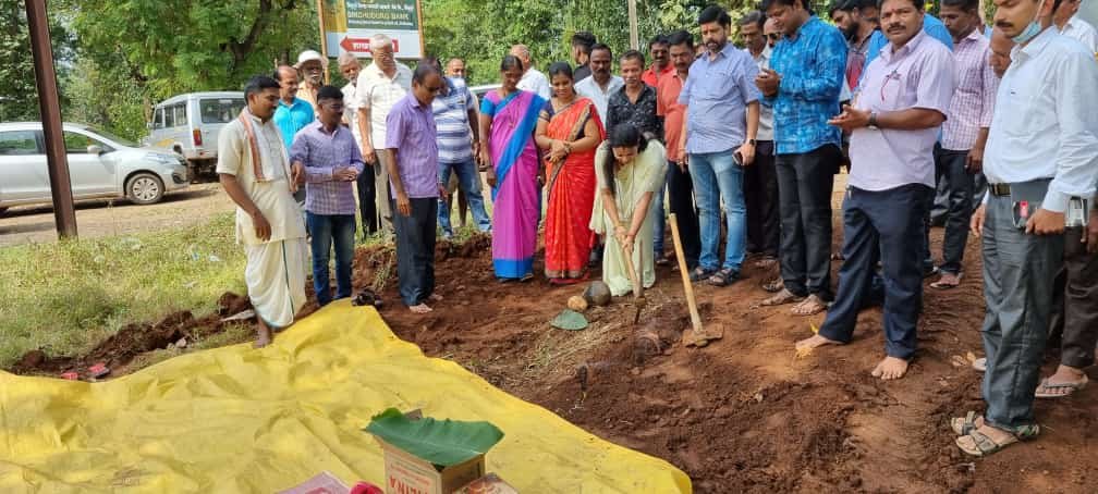 नरडवे यवतेश्वर रस्त्याच्या कामाचा संजना सावंत यांच्या हस्ते शुभारंभ