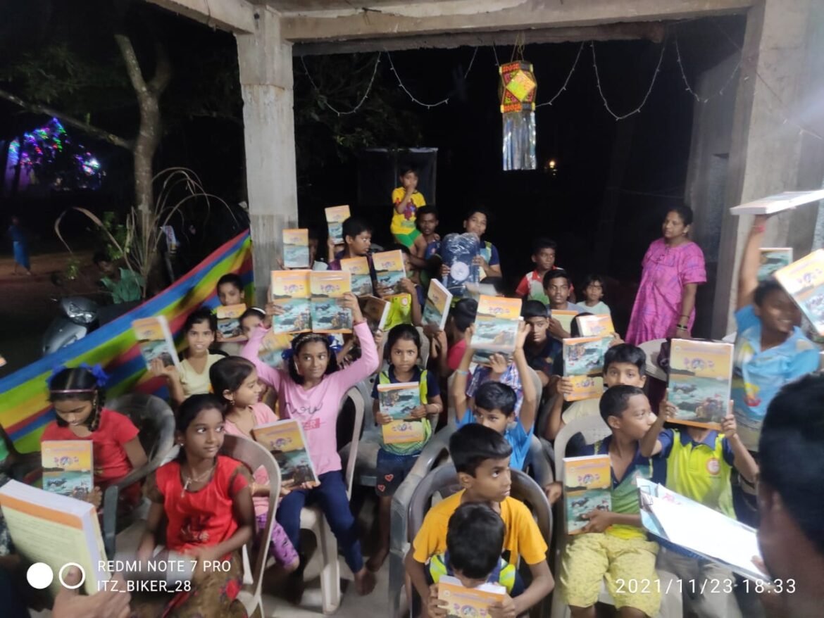 मराठा क्षत्रिय विद्यावर्धक मंडळ मुबई यांच्या वतीने गाबित समाजातील मुलांना वह्या दप्तर वाटप