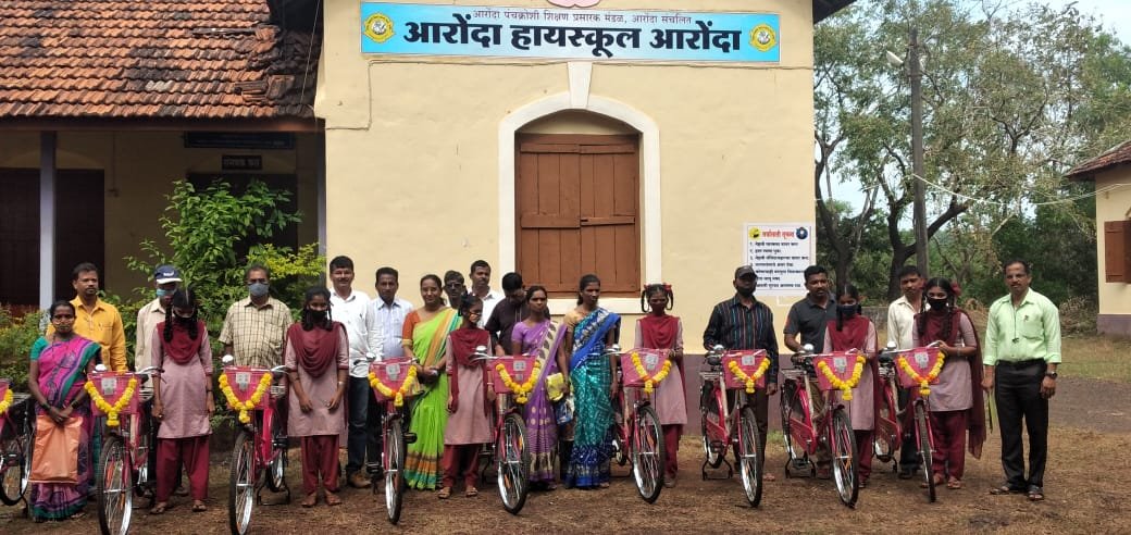 माजी केंद्रीय मंत्री सुरेश प्रभू यांच्या प्रयत्नातून आरोंदा येथील विद्यार्थिनींना सायकली