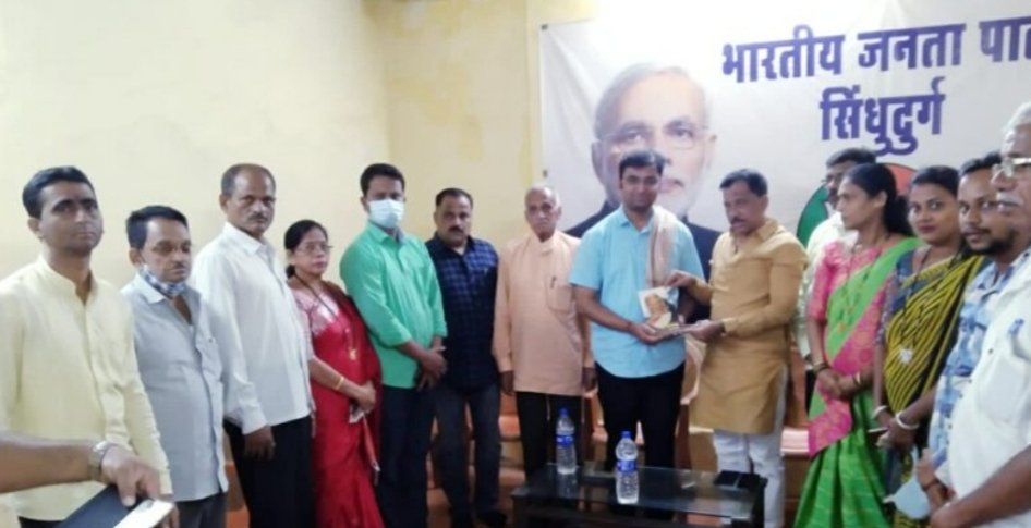 भाजपा जिल्हा कार्यालयात जिल्हाध्यक्ष राजन तेली यांच्या हस्ते वैद्यकीय आघाडी चे डाॅ. अमेय देसाई यांचा सत्कार