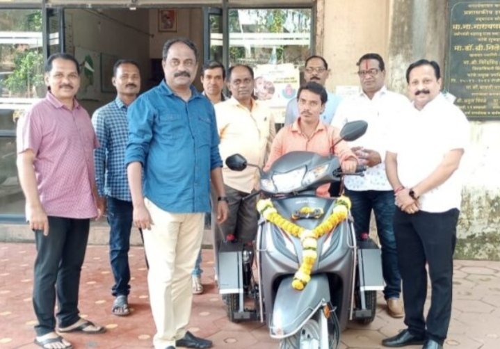 कणकवली नगरपंचायतीतर्फे दिव्यांग स्वप्नील बागवेला ऍक्टिव्हा दुचाकी प्रदान