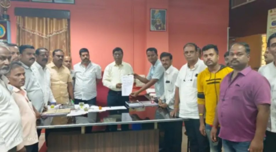 निलंबित 17 एसटी कर्मचाऱ्यांचे निलंबन रद्द करा