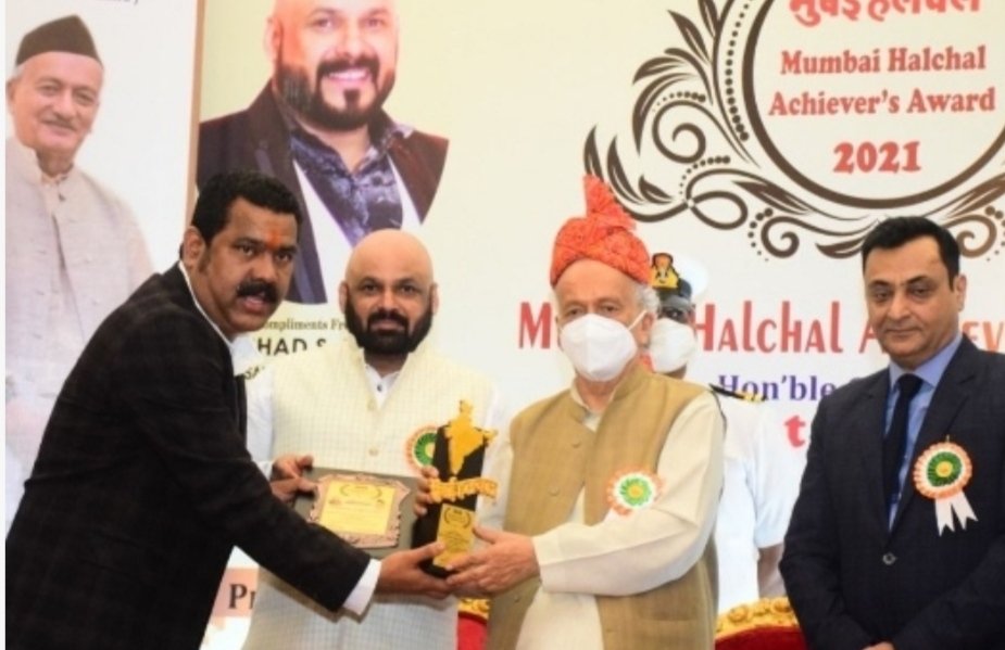 वैभववाडीचे सुपुत्र अजित रावराणे यांचा राज्यपालांच्या हस्ते सन्मान; पुरस्कारप्राप्त श्री. रावराणे यांचे सर्वत्र होतेय अभिनंदन