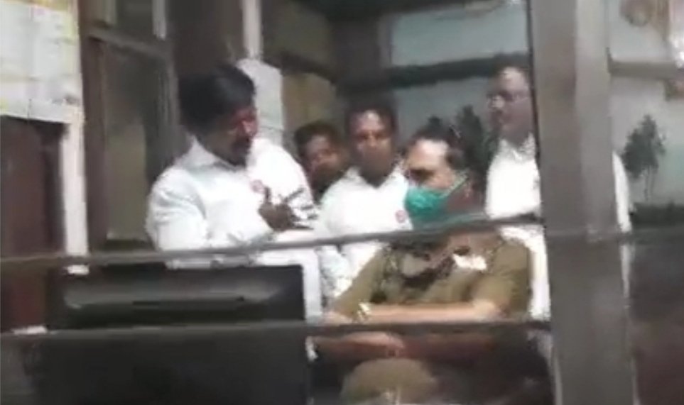 एसटी वाहतूक नियंत्रकांच्या कामात अडथळा आणल्याप्रकरणी मनसे च्या दया मेस्त्री सह तिघांवर गुन्हा दाखल