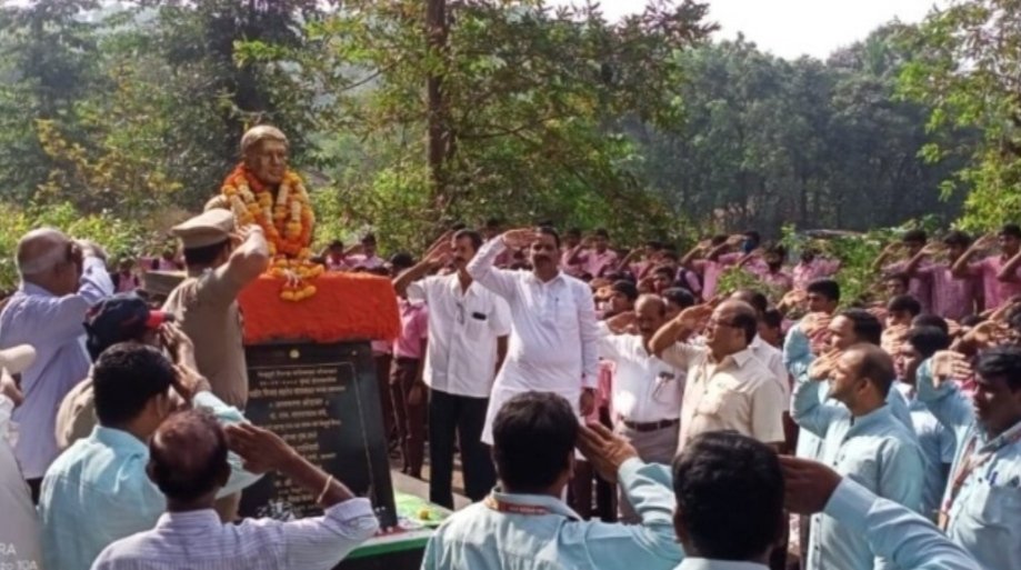 २६/११ च्या दहशतवादी हल्यात शहीद झालेले एडगावचे सुपुत्र विजय साळसकर यांना वाहण्यात आली आदरांजली