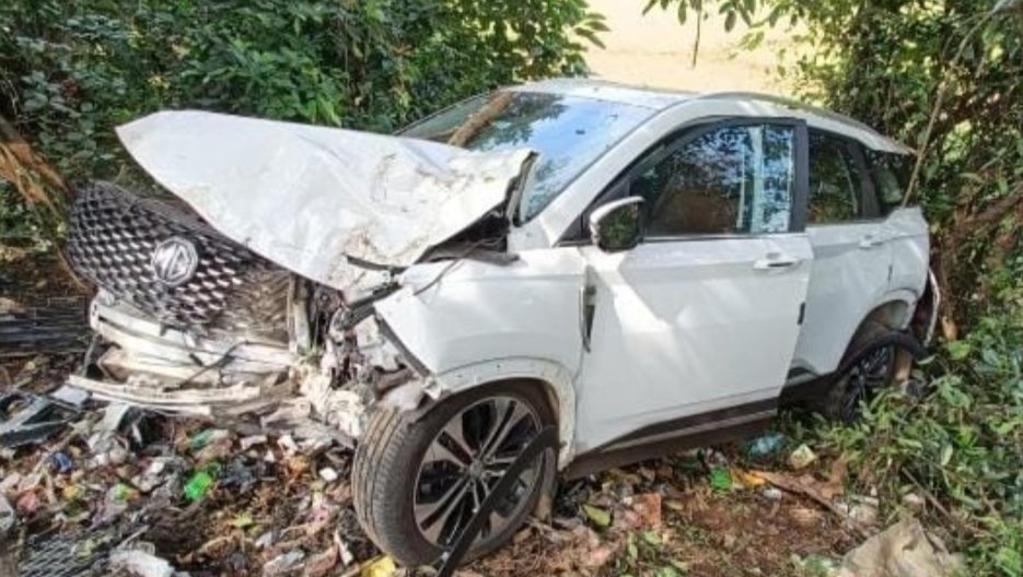 गवा रेड्याची धडक बसल्याने आंबोलीत कारला अपघात