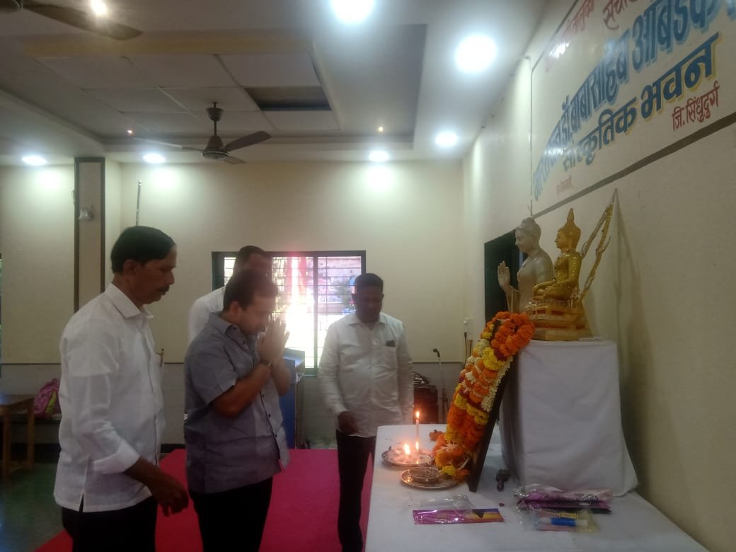 महामानव डॉ. बाबासाहेब आंबेडकर यांच्या प्रतिमेस आ. नितेश राणे यांनी पुष्पहार अर्पण करून केले अभिवादन