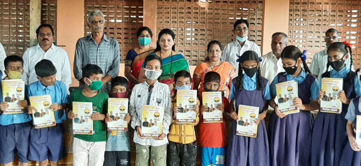 नाटळ हायस्कूल व जि प शाळा दारिस्ते नं १ येथे जि प. अध्यक्ष संजना सावंत यांच्या हस्ते मोफत वह्या वाटप