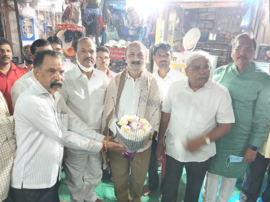कणकवली येथे नगरपंचायत व्यापारी मित्र मंडळ (जुना भाजीपाला मार्केट, आप्पासाहेब पटवर्धन चौक) प्रतिवार्षिक श्री सत्यनारायणाची महापूजा संपन्न