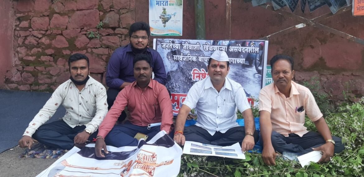 मळेवाड आरोंदा रस्ता डांबरीकरण करावा या मागणीसाठी सार्वजनिक बांधकाम विभागाच्या कार्यालयासमोर आंदोलन छेडले होते