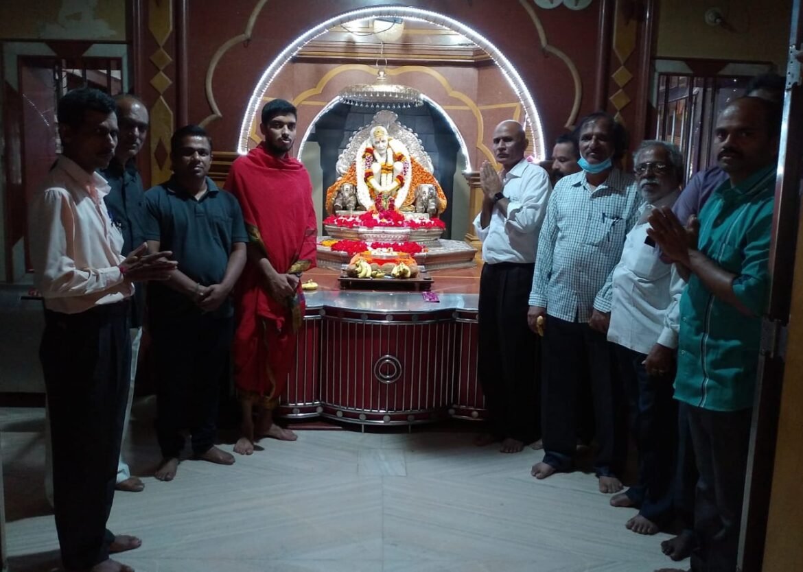 सोनी रेकॉर्डिंग स्टुडिओ “चे श्री यशवंत वणिरे कोल्हापूर यांनी बाबा भालचंद्र महाराज, संस्थान ला दिली भेट