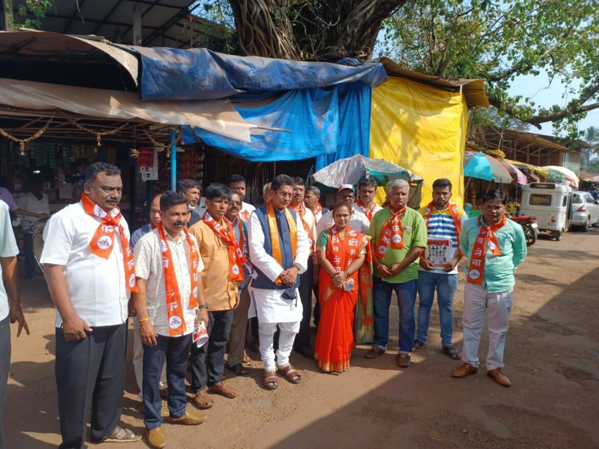 दत्त जयंतीचे औचित्य साधत आमदार दीपक केसरकर यांनी शिवसेना आणि राष्ट्रवादी काँग्रेस उमेदवारांच्या सोबत दोडामार्ग येथील श्री राष्ट्रोळी दत्त मंदिरात घेतले दर्शन